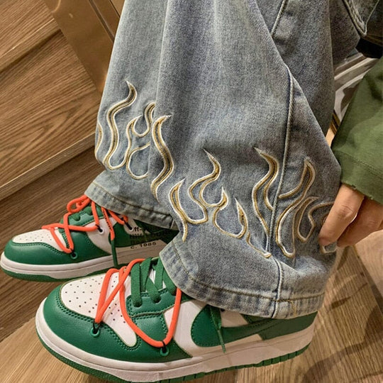 Calça Baggy com Chamas Estampadas na Barra