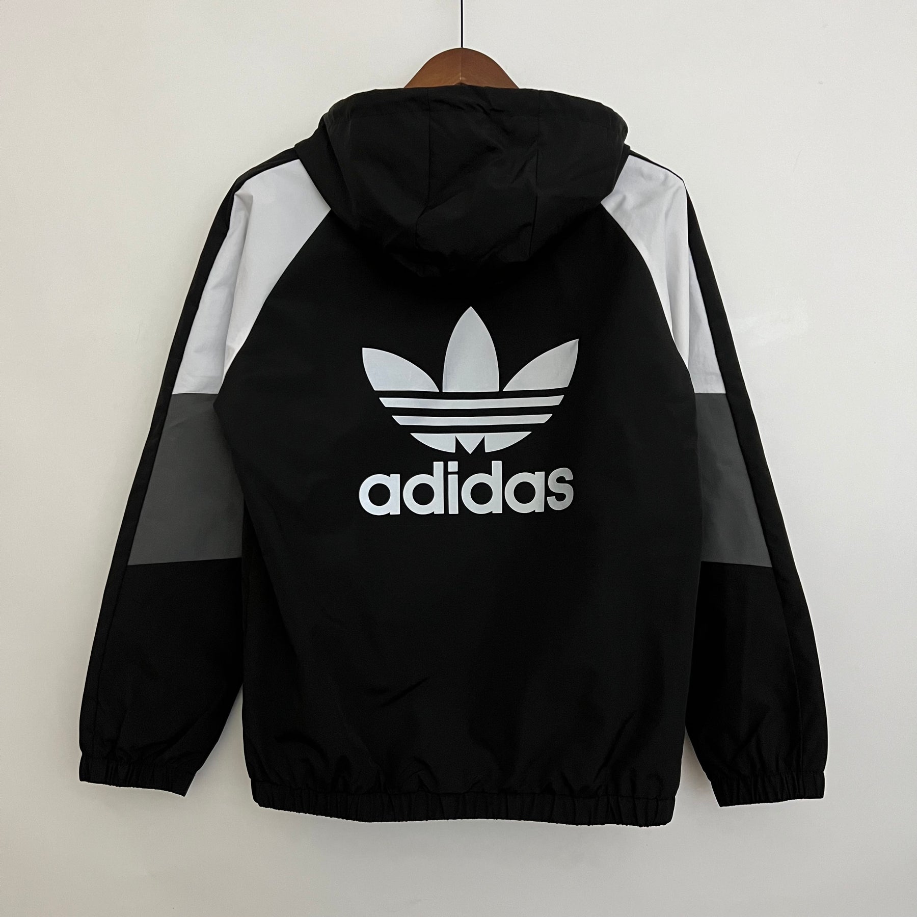 Jaqueta Corta-Vento - Adidas 2023 preto, branco e cinza com capuz