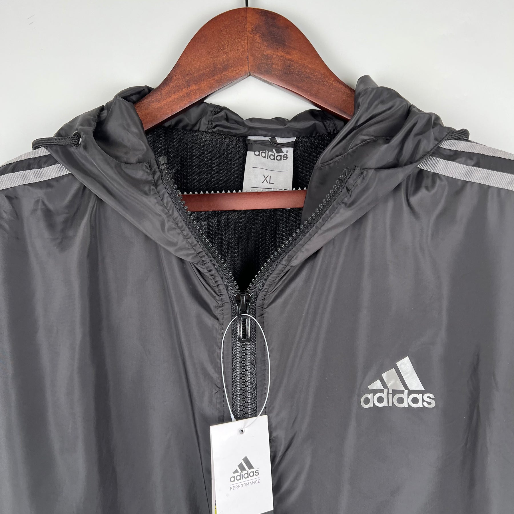 Jaqueta Corta-Vento - Adidas 2023 preto e cinza com capuz