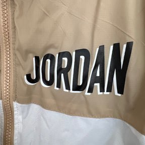 Jaqueta Corta-Vento - Jordan 2023 marrom e branco com capuz