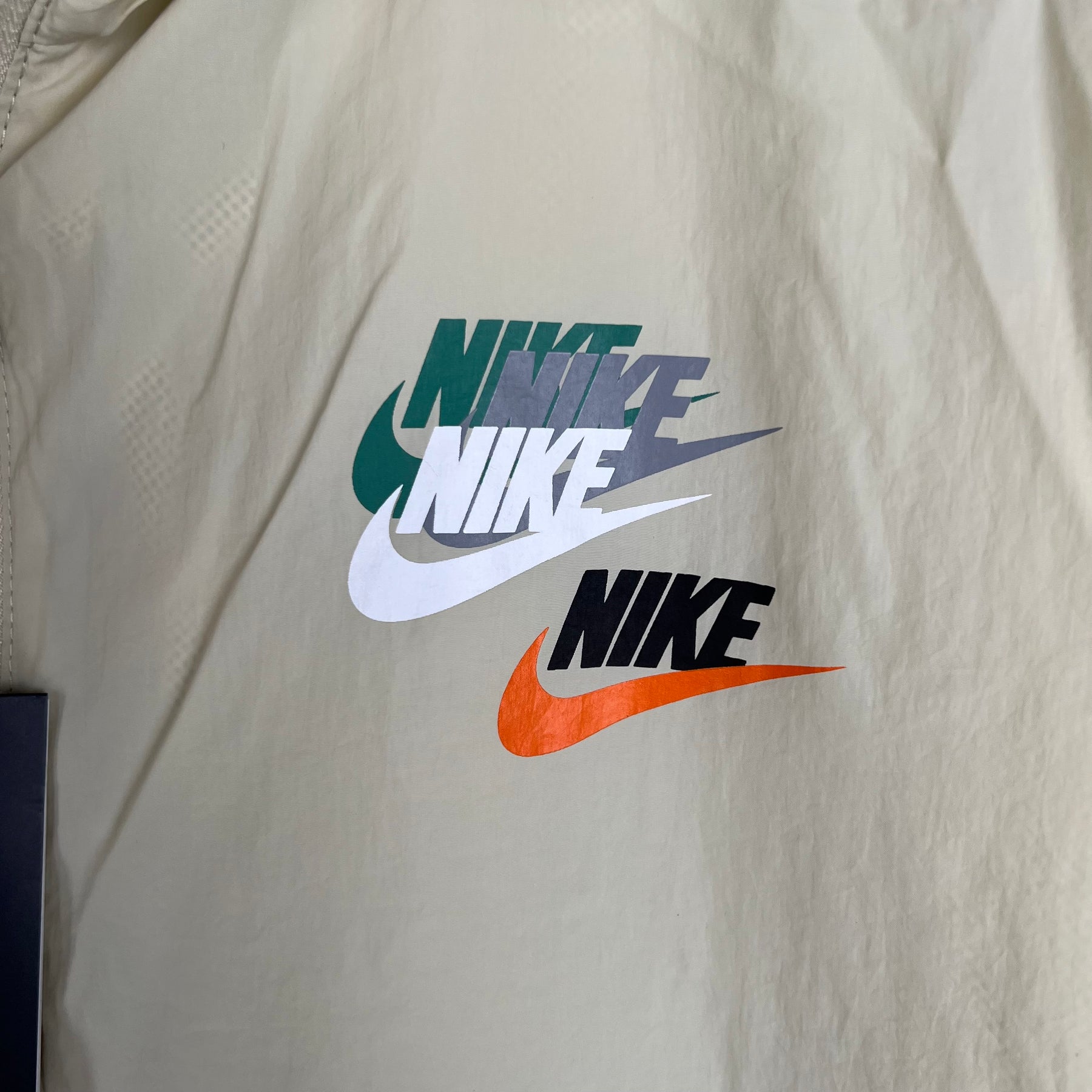 Jaqueta Corta-Vento - Nike 2023 bege e azul com capuz