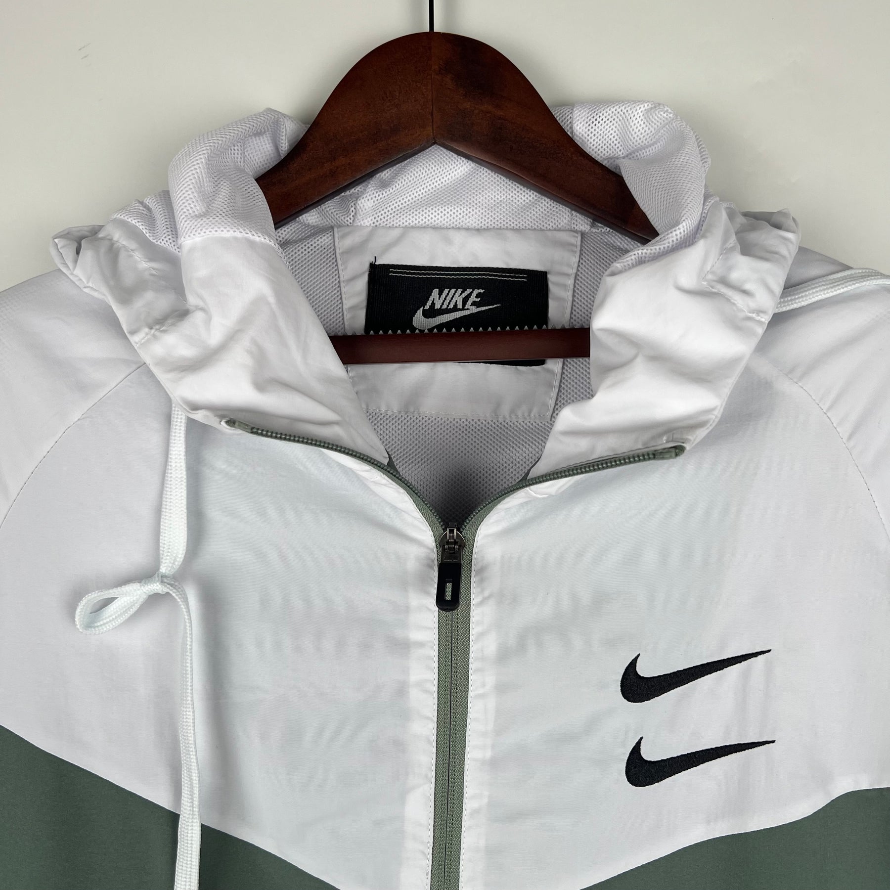 Jaqueta Corta-Vento - Nike 2023 branco e verde com capuz