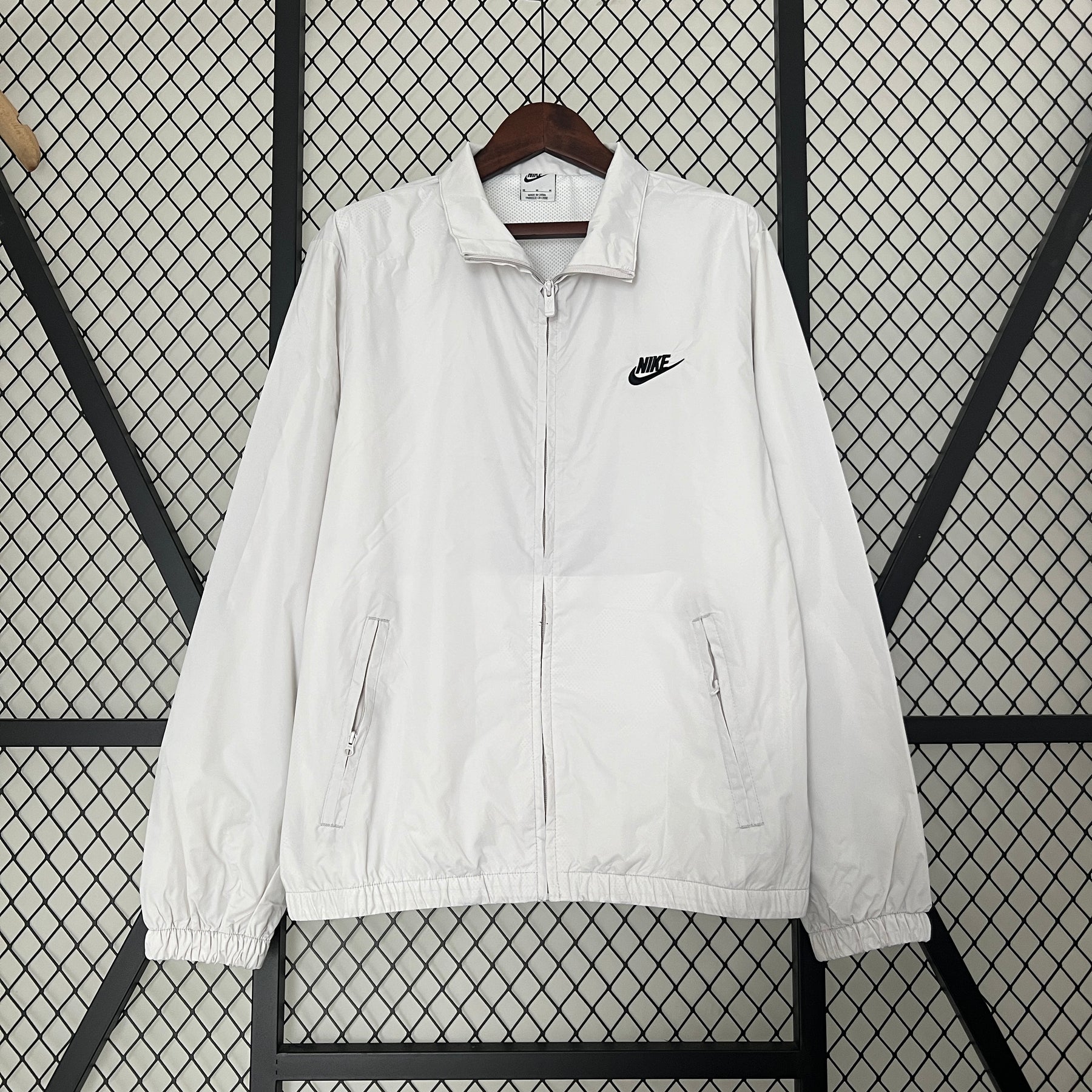 Jaqueta Corta-Vento - Nike 2024 branco com logo atrás