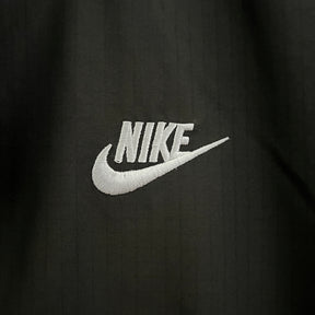 Jaqueta Corta-Vento - Nike 2024 preto com capuz e logo atrás