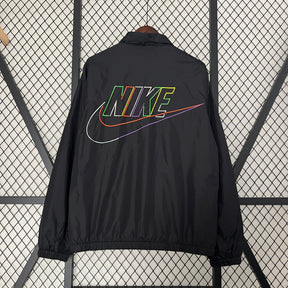 Jaqueta Corta-Vento - Nike 2024 preto com logo atrás