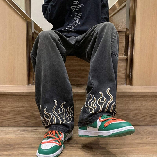 Calça Baggy com Chamas Estampadas na Barra
