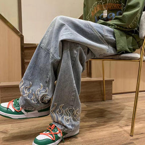 Calça Baggy com Chamas Estampadas na Barra
